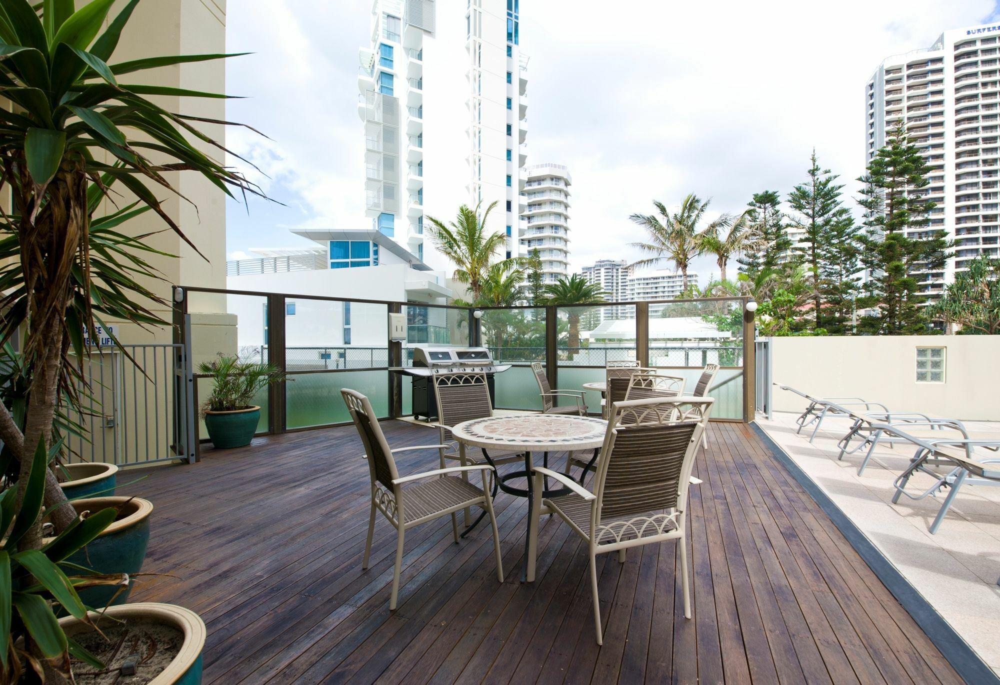 Berkeley On The Beach Aparthotel Gold Coast Exterior photo