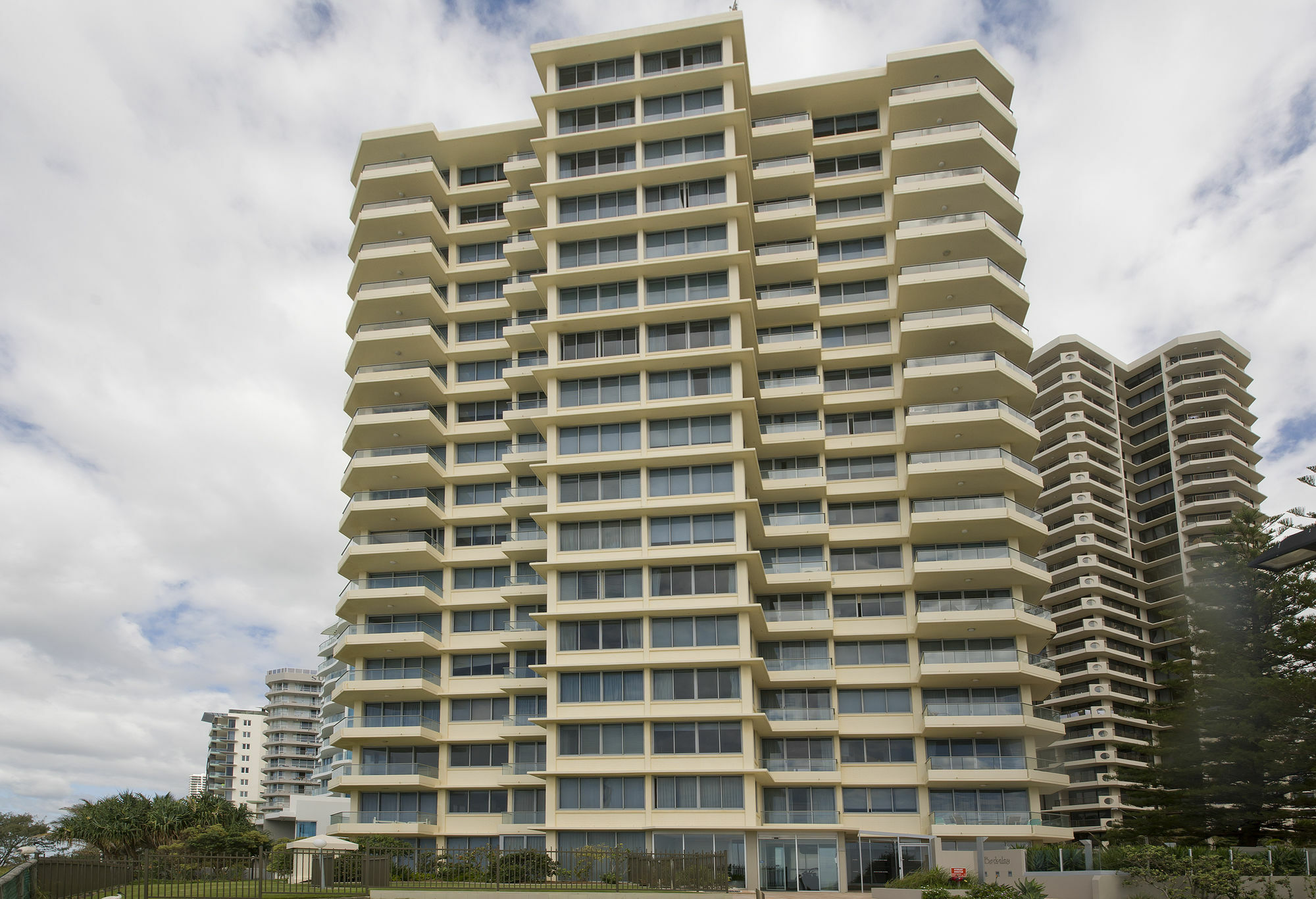 Berkeley On The Beach Aparthotel Gold Coast Exterior photo